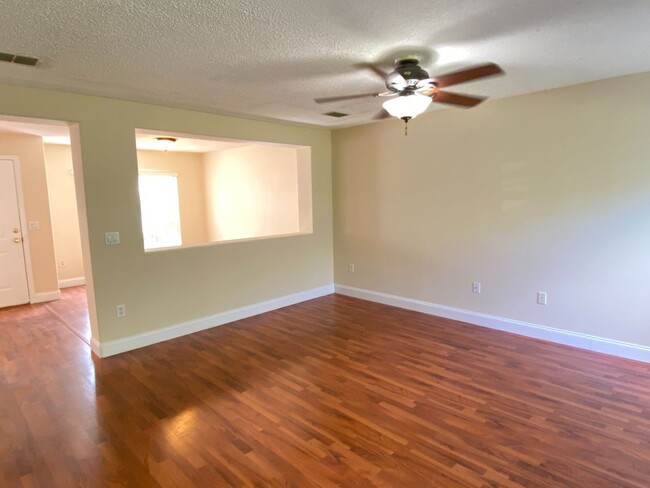 Building Photo - Adorable 3 bedroom / 2.5 bath town home wi...