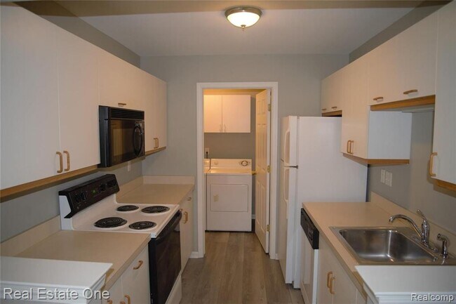 Building Photo - 5400 Pine Aires Dr