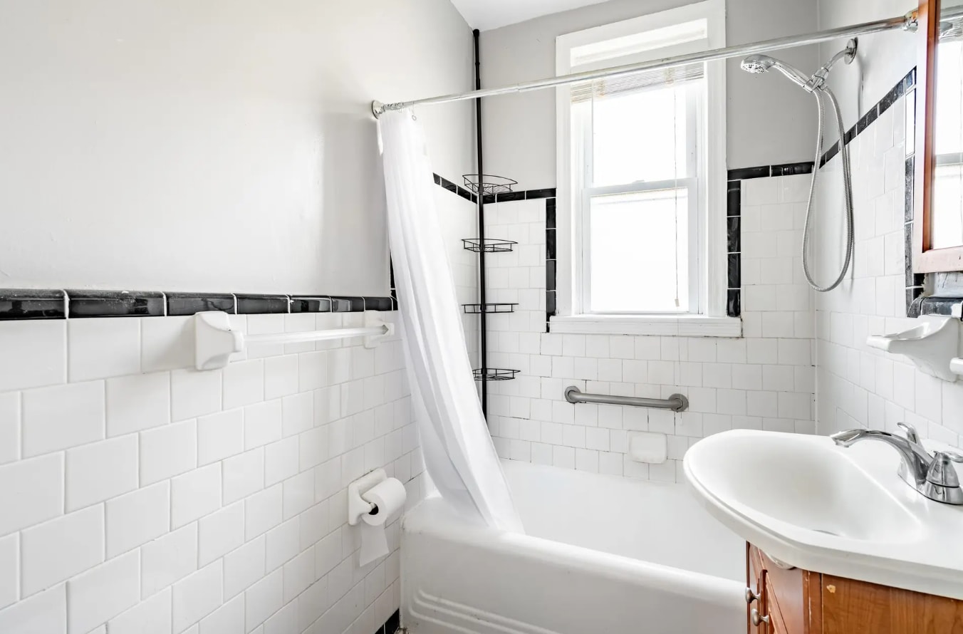 Unit 2 Bathroom - 1613 F St NE