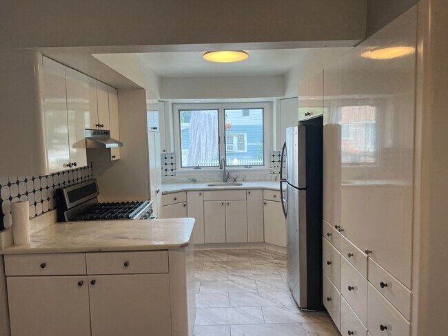 Building Photo - Updated Single Family Ranch Home with Fenc...
