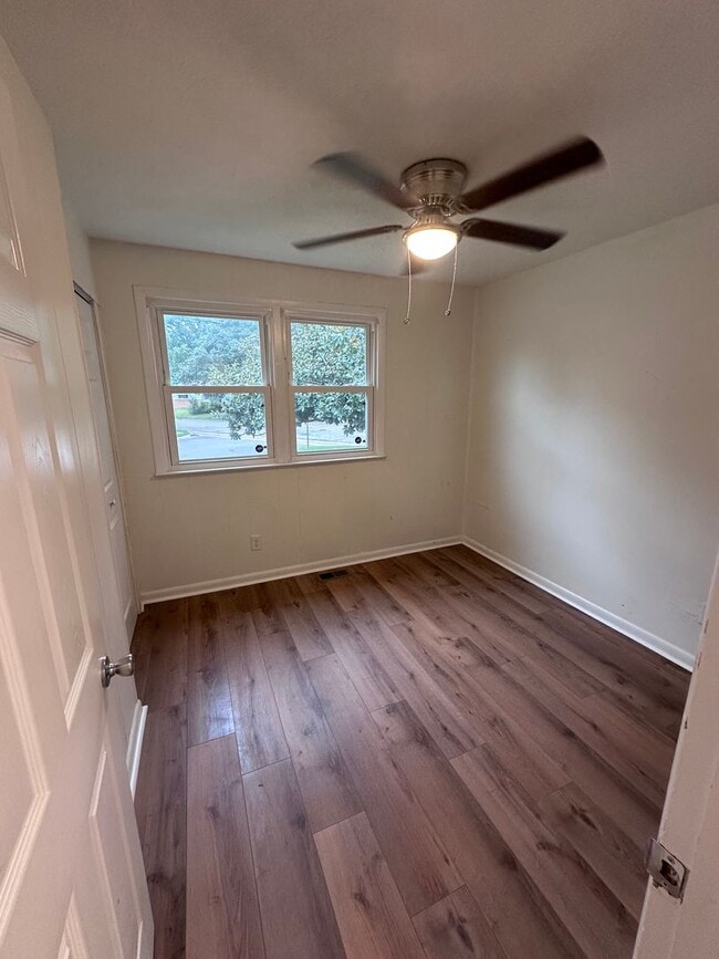 Building Photo - Three Bedroom House