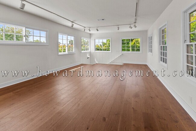 Building Photo - Contemporary Style 5bed/5bath Home with Ad...
