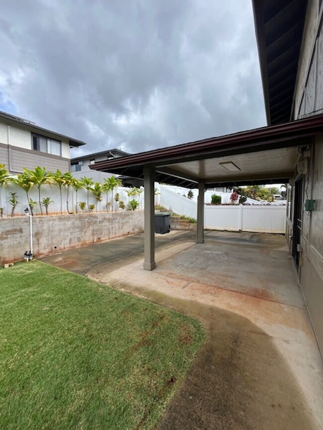 Building Photo - Beautiful 4 bedrooom/2.5 bath Single Famil...