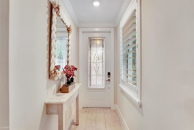 Building Photo - 3 br, 4.5 bath Townhome - 1045 Harbor Vill...