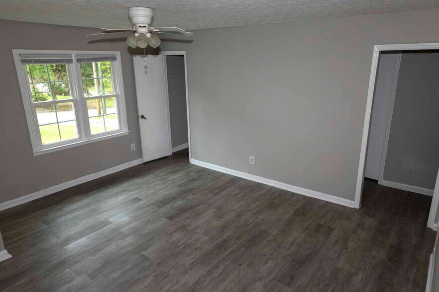Building Photo - 4801 Valley Dale Dr SW