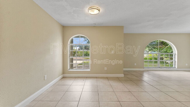 Building Photo - 309 W South Ave