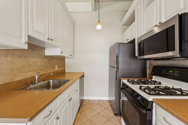 Building Photo - Location, Location, Location! Move-in ready, Offers 2 beds and 1 bed
