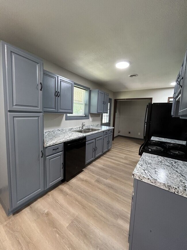 Building Photo - Just Remodeled! 3BR 1 1/2BA House - w/Garage!