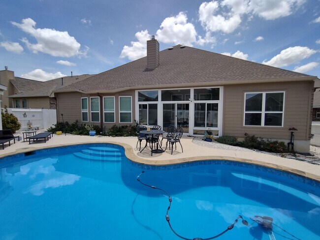 Building Photo - Beautiful 4 bedroom with a pool!!!