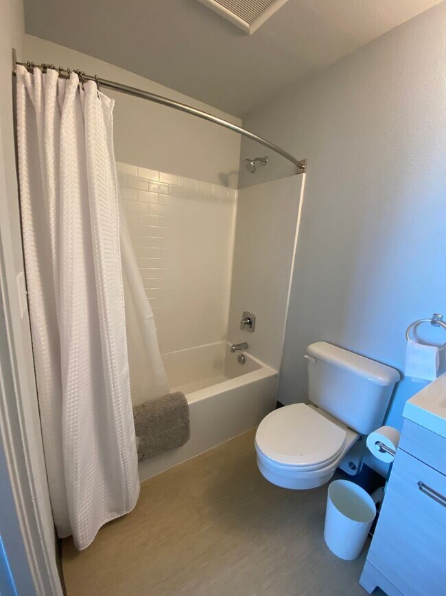 Building Photo - FURNISHED, 1 bed 1 bath in newly renovated...