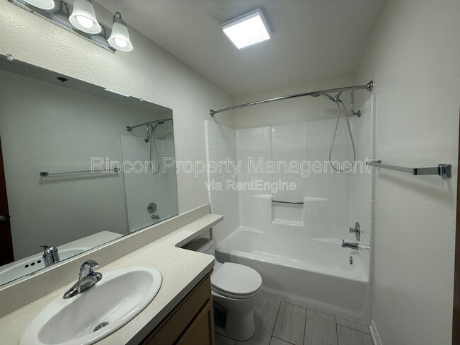 Building Photo - 848 Woodland Ave