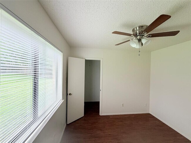 Building Photo - 10904 Meadgreen Ct