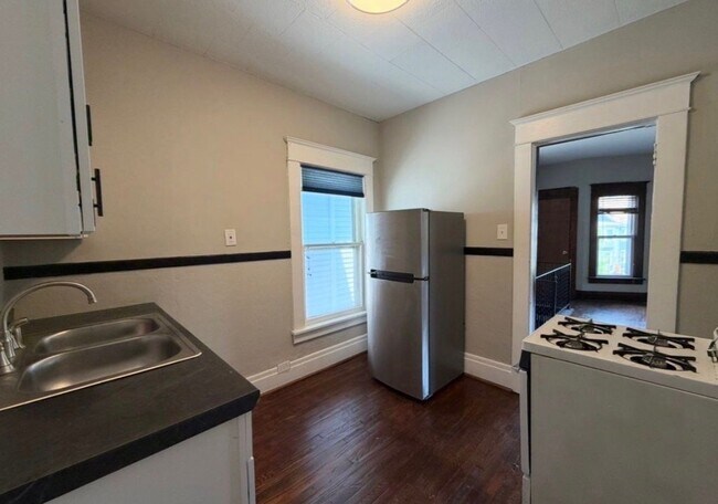 Building Photo - 1042 Elmwood Ave