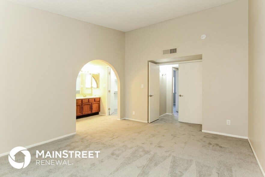 Building Photo - 2414 W Redfield Rd