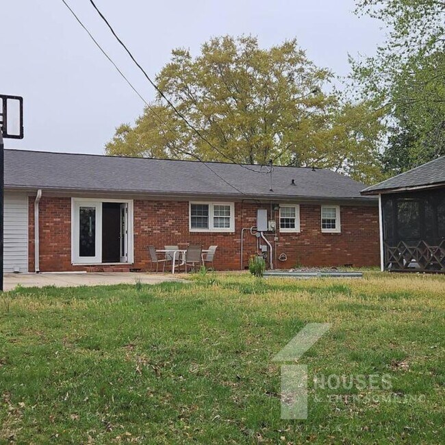 Building Photo - 423 Rollingwood Dr
