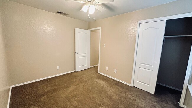 Building Photo - 5 Bedroom Home in Dover Subdivision!