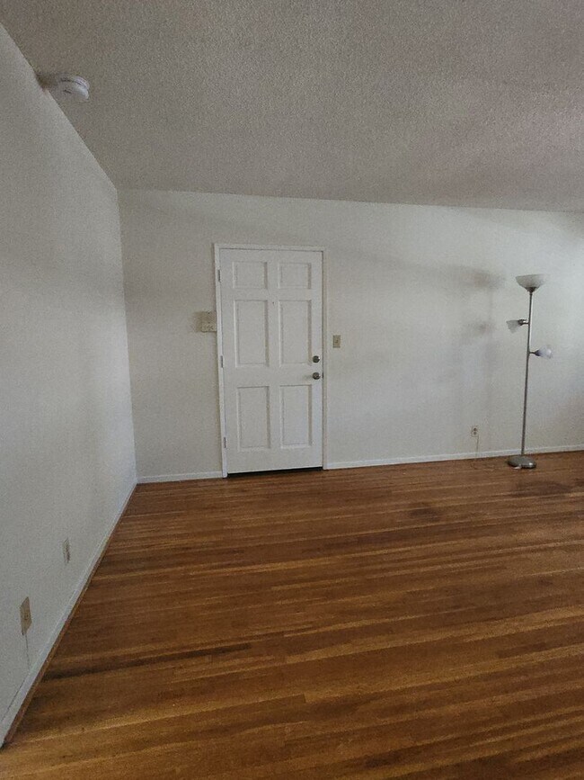 Building Photo - 5832 Bowcroft St