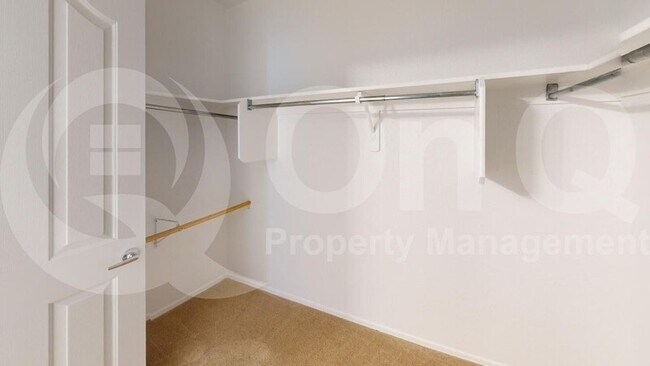 Building Photo - 4720 W Lindenthal Ln