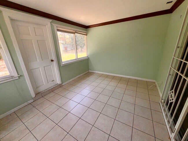 Building Photo - 3 bedroom 2 bath home with solar panels, workshop, large backyard and Florida Room!