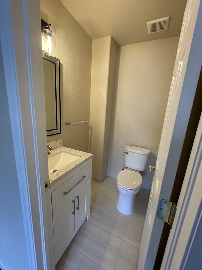 Building Photo - "Charming 3-Bed Duplex with Granite Touch & Finished Basement in Lakewood!"
