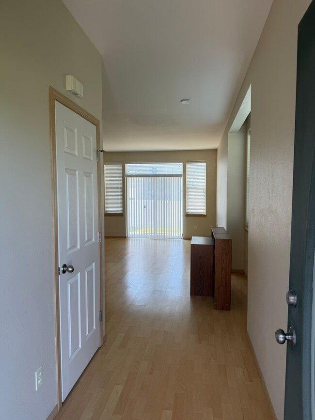 Building Photo - Charming 2-Story Townhome with Vaulted Ceilings