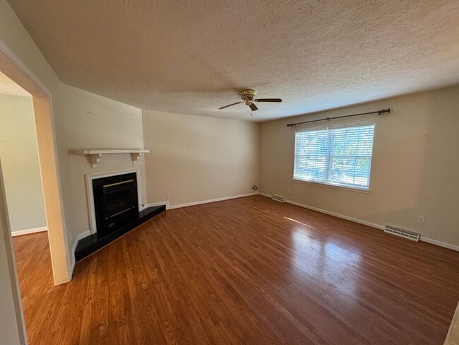 Building Photo - Charming 5 Bedroom Home off Lakeside Drive