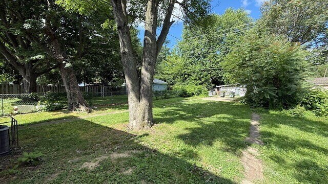 Building Photo - CENTER TOWNSHIP 3 BEDROOM DUPLEX AVAILABLE NOW!  ACCEPTS SECTION 8