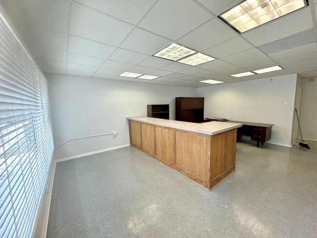 Building Photo - Office Space In Downtown Biloxi! Great Loc...