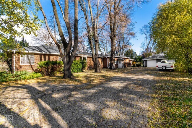 Building Photo - 3 Bedroom Ranch in Grayslake!