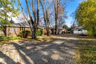 Building Photo - 1 Bedroom 1 Bath Unit in Grayslake!