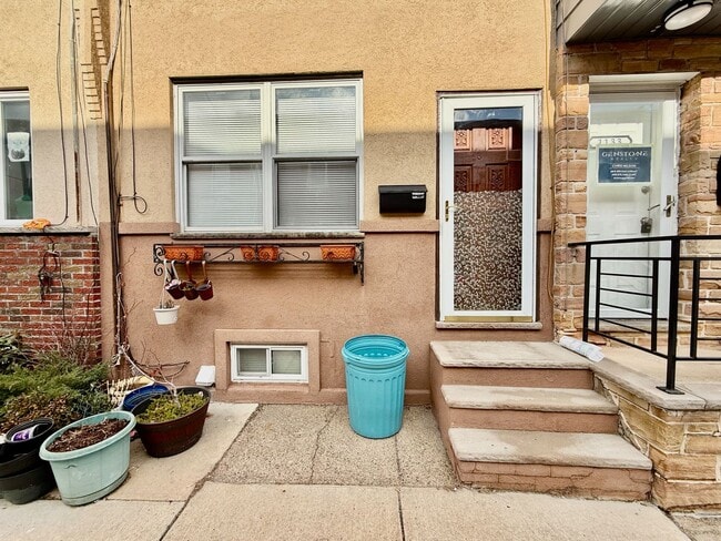 Building Photo - Recently UPDATED 3 BD/1 BA HOUSE in great East Passyunk/LOMO location w/ new Engineered Wood Floo...
