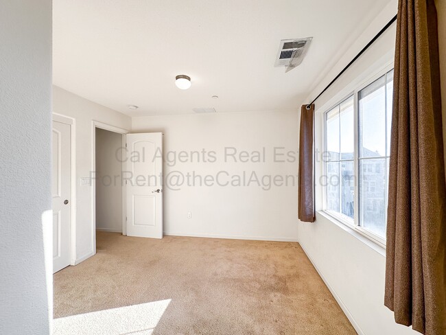 Building Photo - 110 Heligan Ln