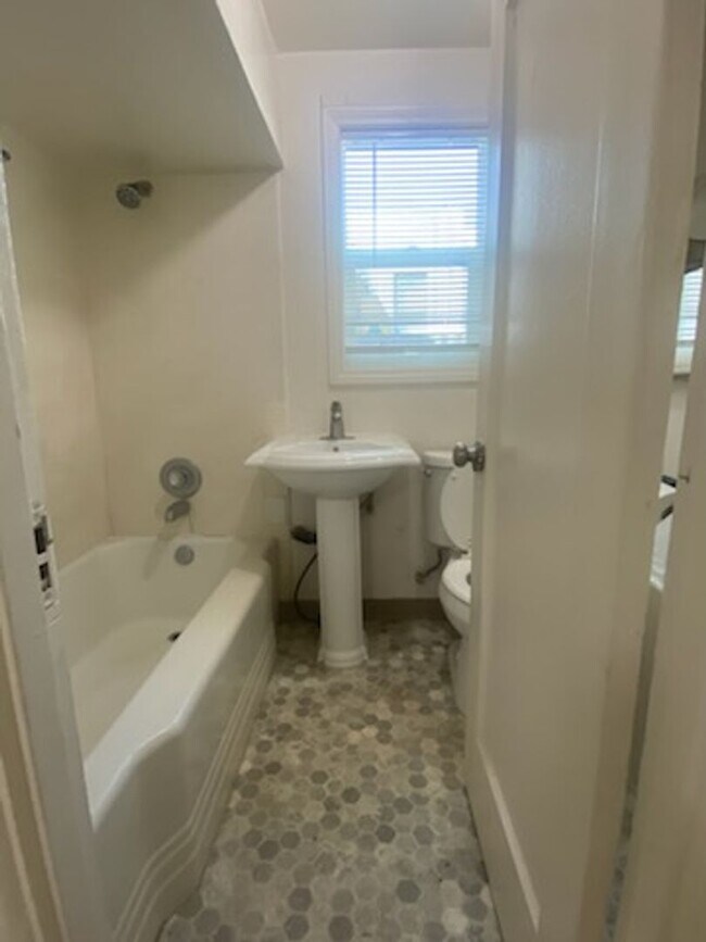 Building Photo - 4220