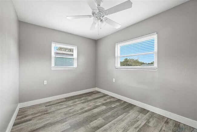Building Photo - 405 N Buena Vista Ave