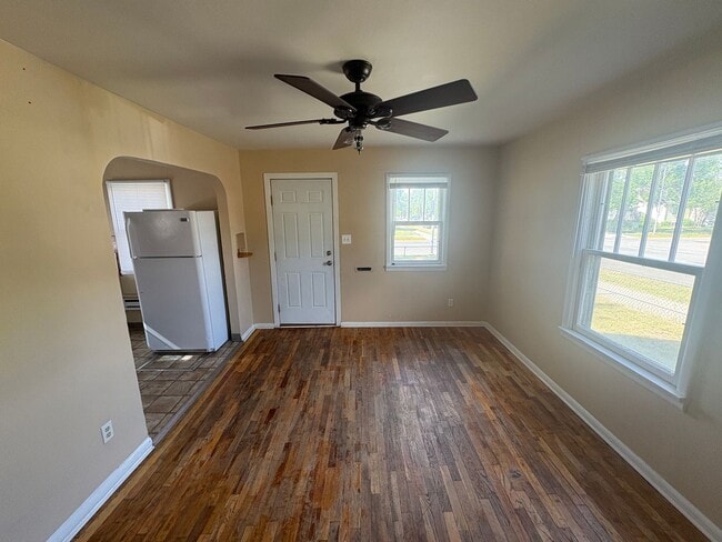 Building Photo - 1 bed 1 bath house