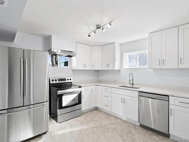 Building Photo - 1315 W Nevada Pl