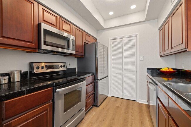 Building Photo - 4711 Spicewood Springs Rd