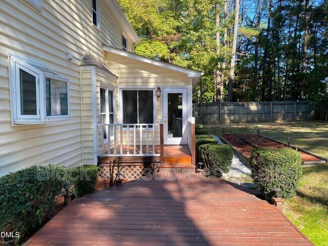 Building Photo - 5 Trump Ct