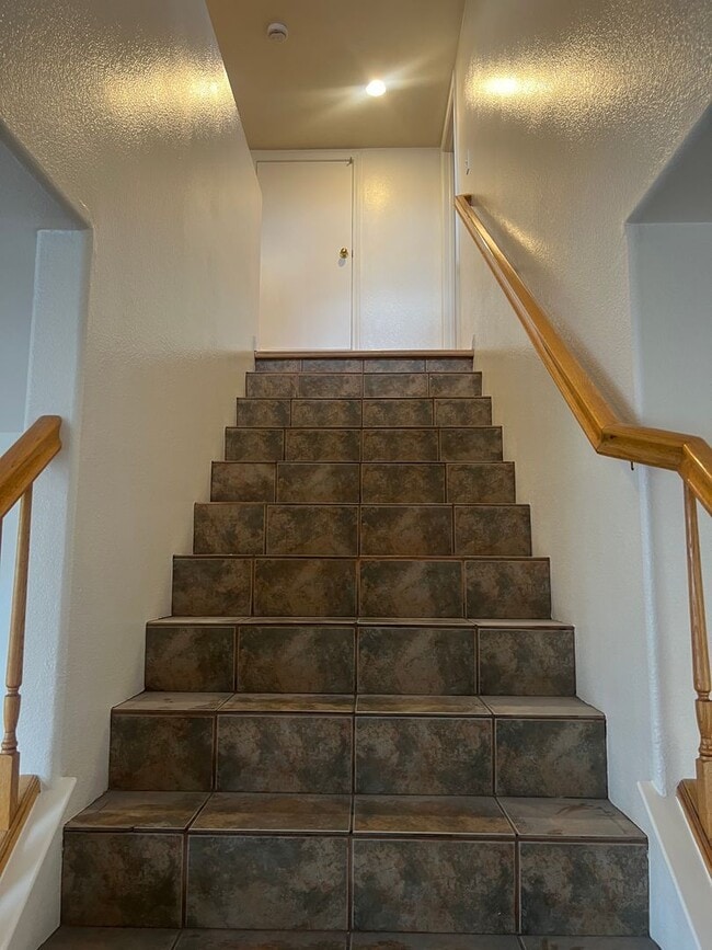 Building Photo - 3 bedrom 2.5 bath Gated Community Townhome with community  Pool, Spa & Private Garage
