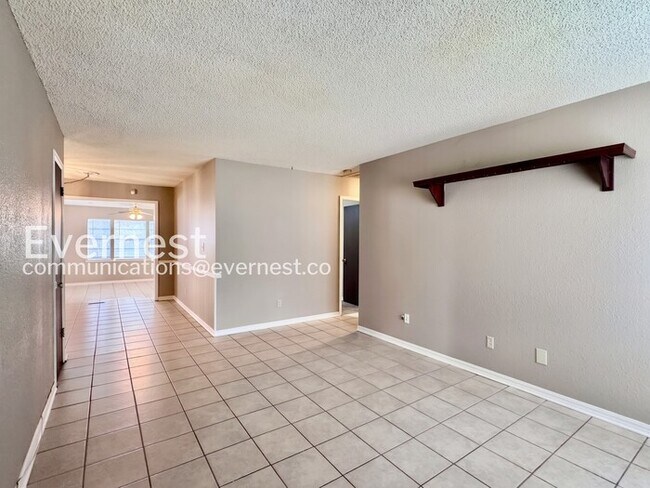 Building Photo - 4 Bed/2.5 Bath Home with Fenced Yard & Garage / Available Now!