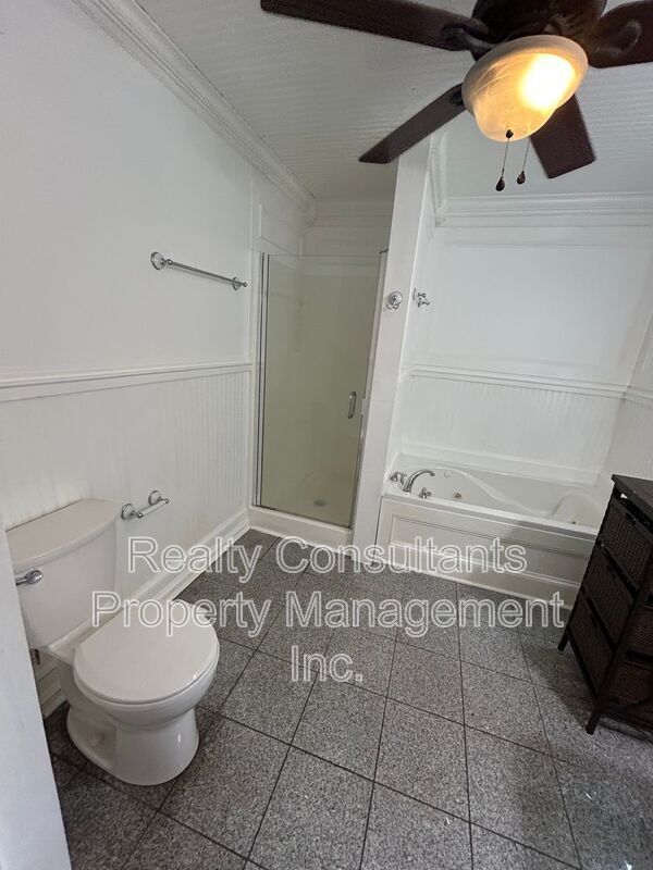 Building Photo - 2461 Lyndhurst Ave