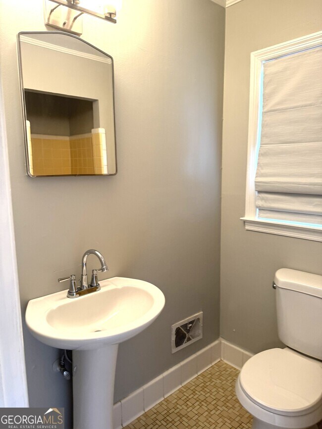 Building Photo - 819 Ellenwood Cir