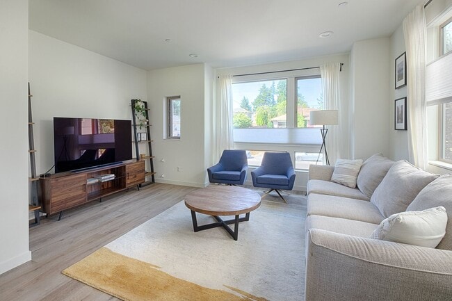 Building Photo - Impeccable Designer Townhome