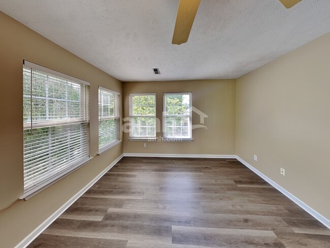 Building Photo - 3744 Henricks Hill Dr