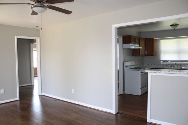 Building Photo - REMODELED!!  3 beds, 2 bath