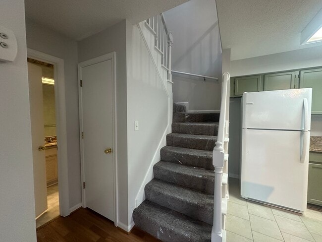 Building Photo - Bright and Spacious Greenbrier Fairways Condo