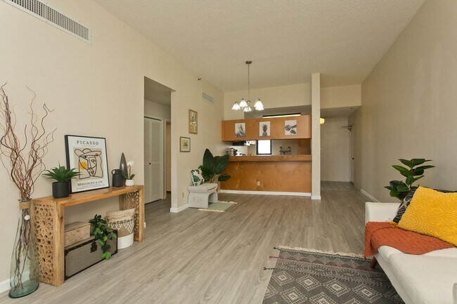 Building Photo - PENTHOUSE 2 Bed, 2 Bath, 2 Parking