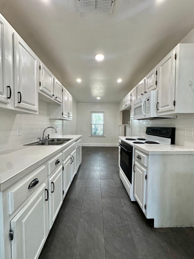 Building Photo - 1605 Kenwood Dr