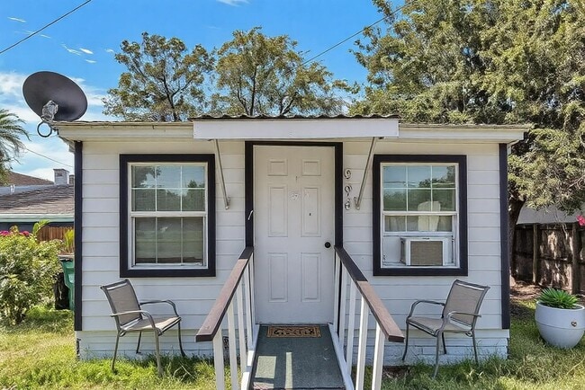 Building Photo - 107 E 11th St