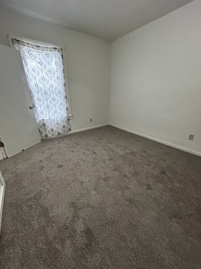 Building Photo - 3 Bedroom 2 Bathroom Apartment Near Gundersen